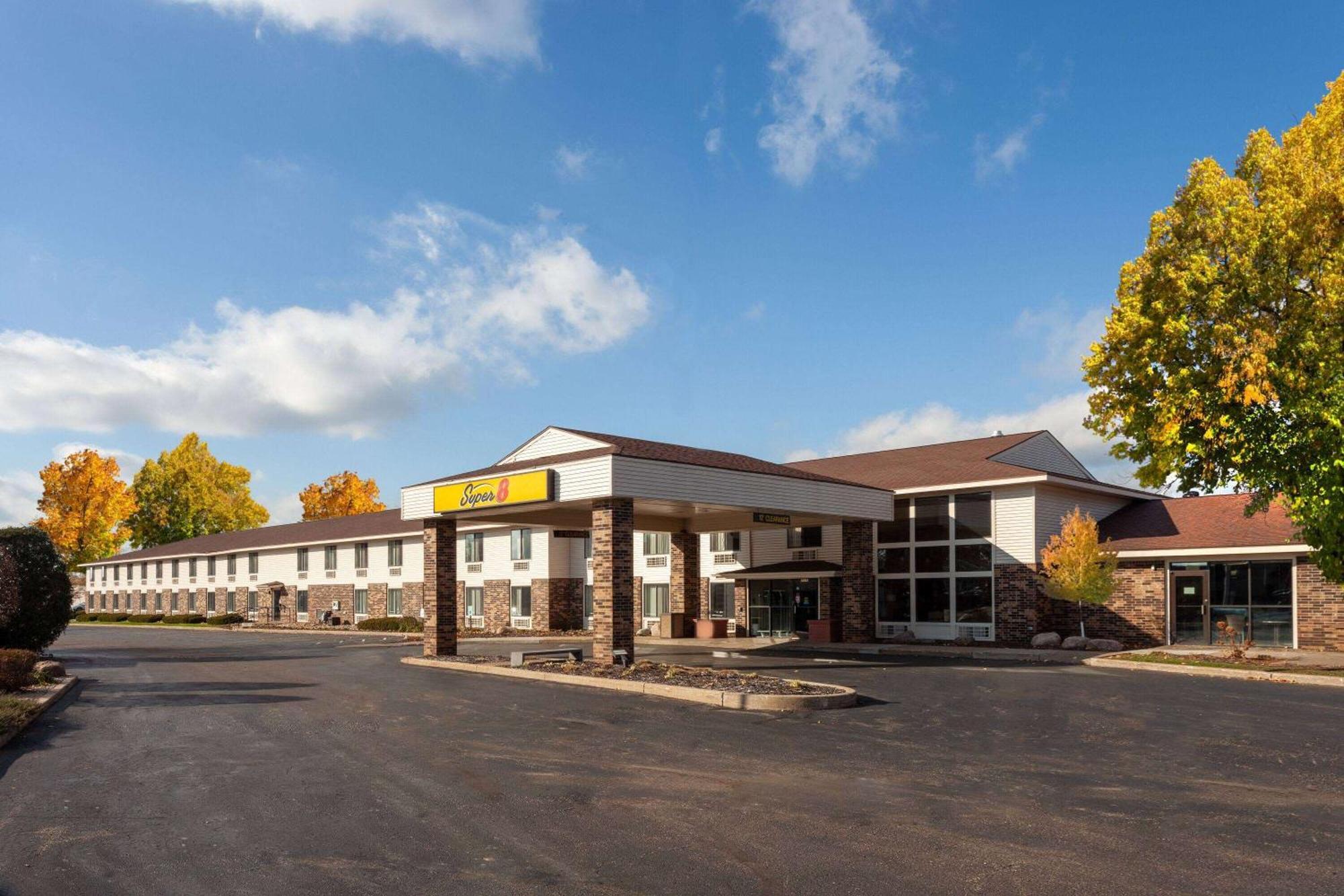 Super 8 By Wyndham Wausau Exterior photo